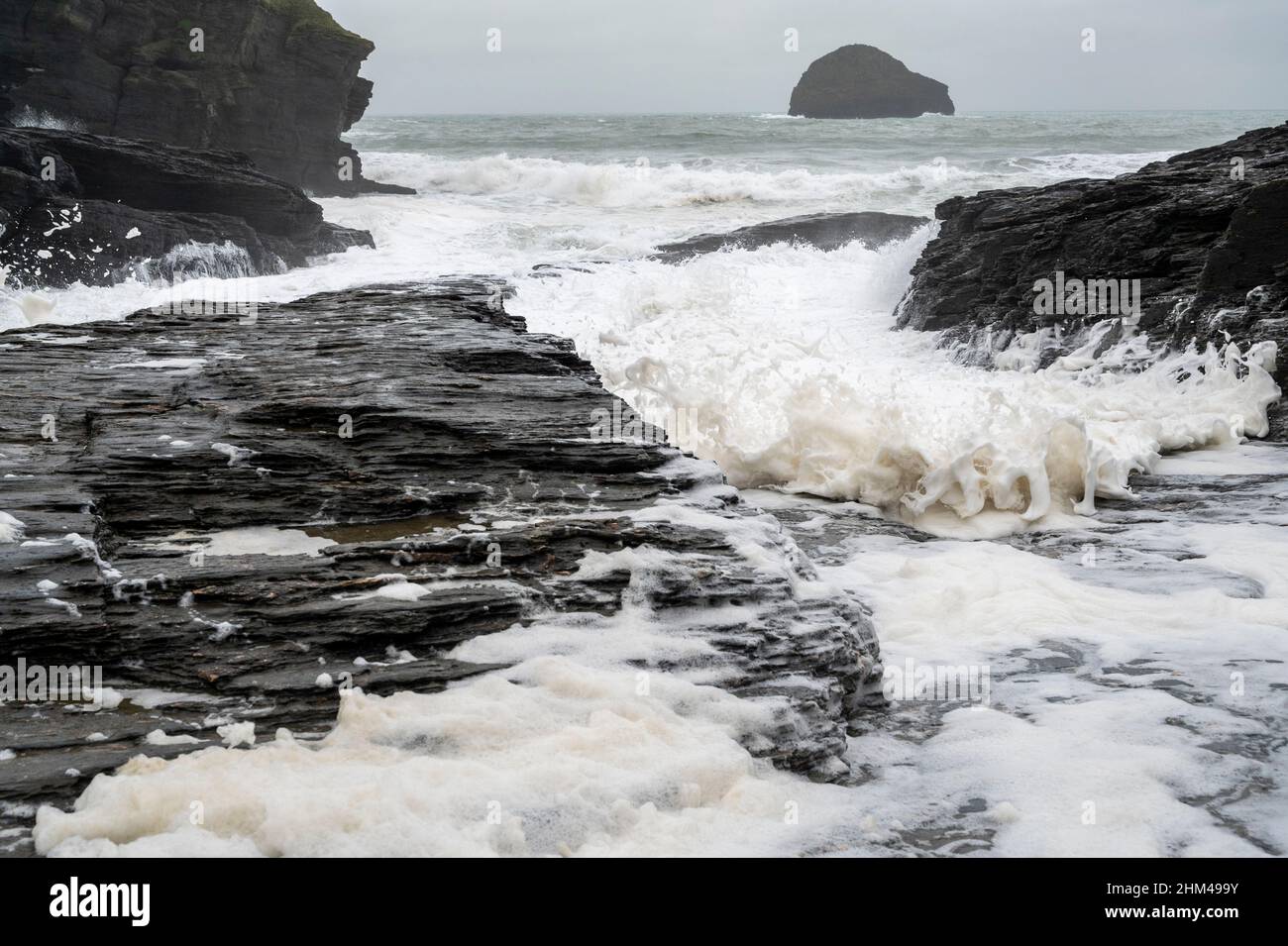 Ein winterlicher Tag in Trebarwith Strand, Cornwall, Großbritannien mit Meeresschaum und Wellen. Stockfoto