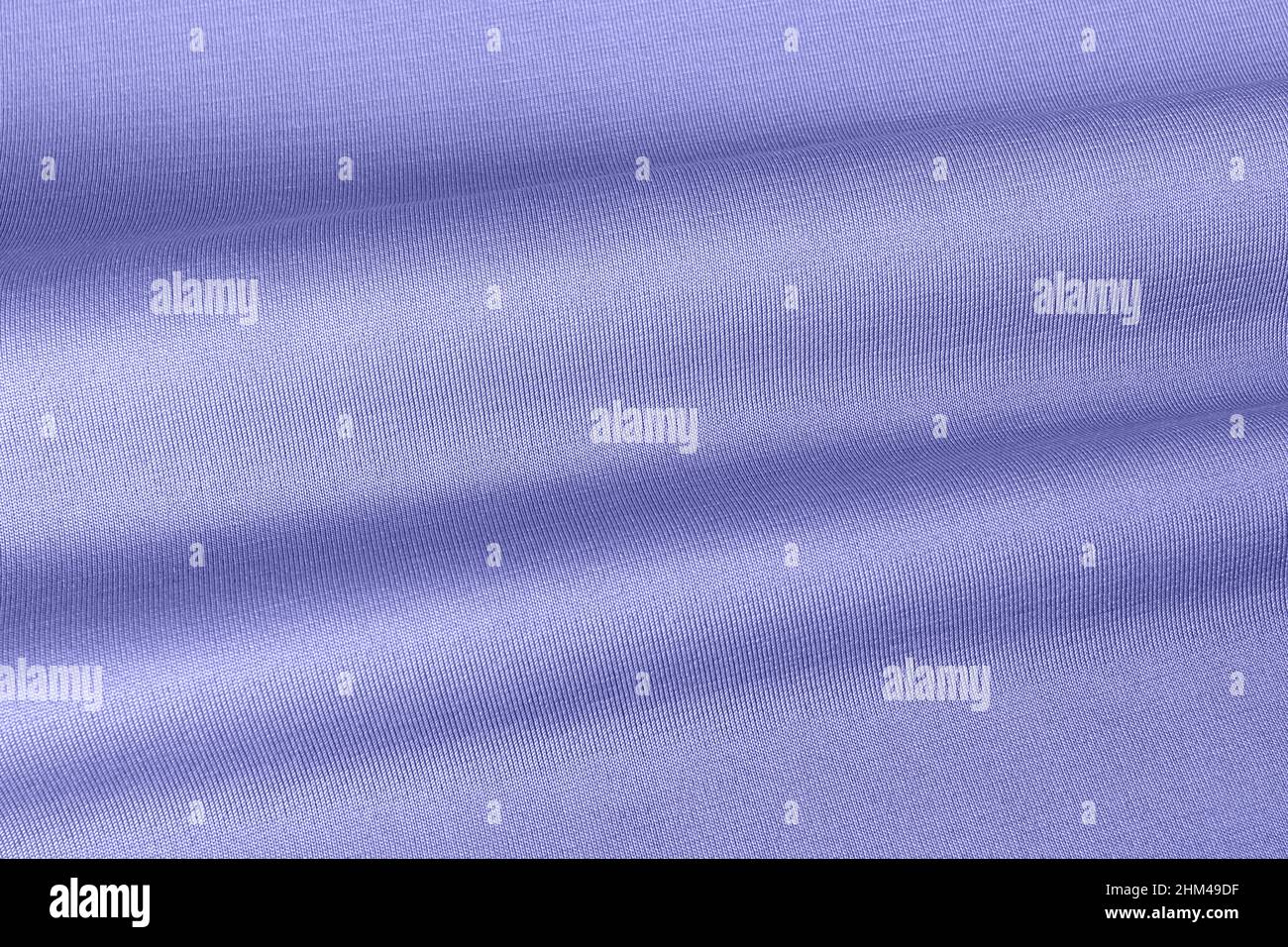 Violette Polyesterstruktur mit weichem Faltenmuster. Farbtrend des Jahres 2022. Stockfoto