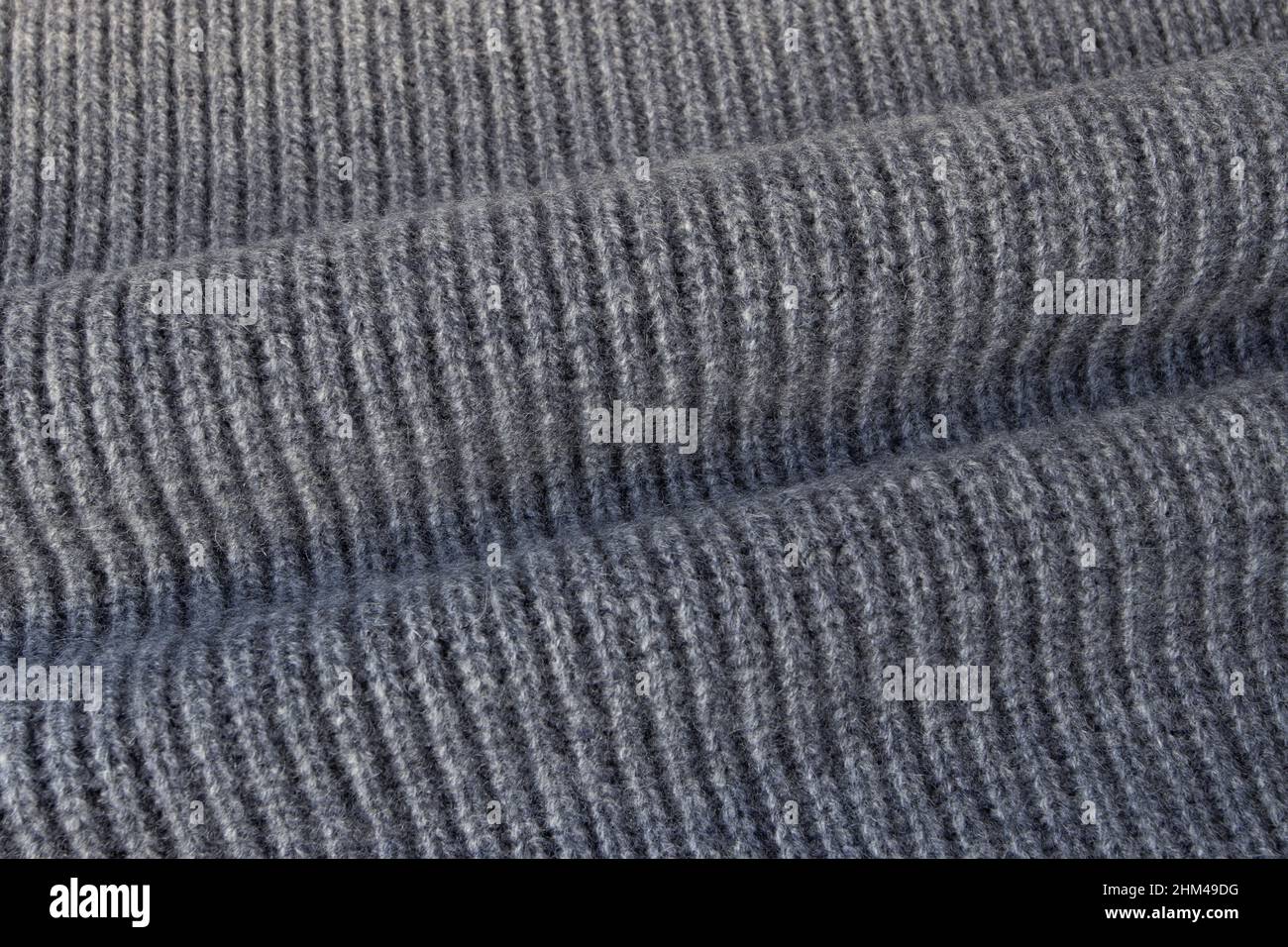 Dunkelgrauer Wolle- und Cachemire-Schal in Stoffstruktur mit weichen Falten Stockfoto