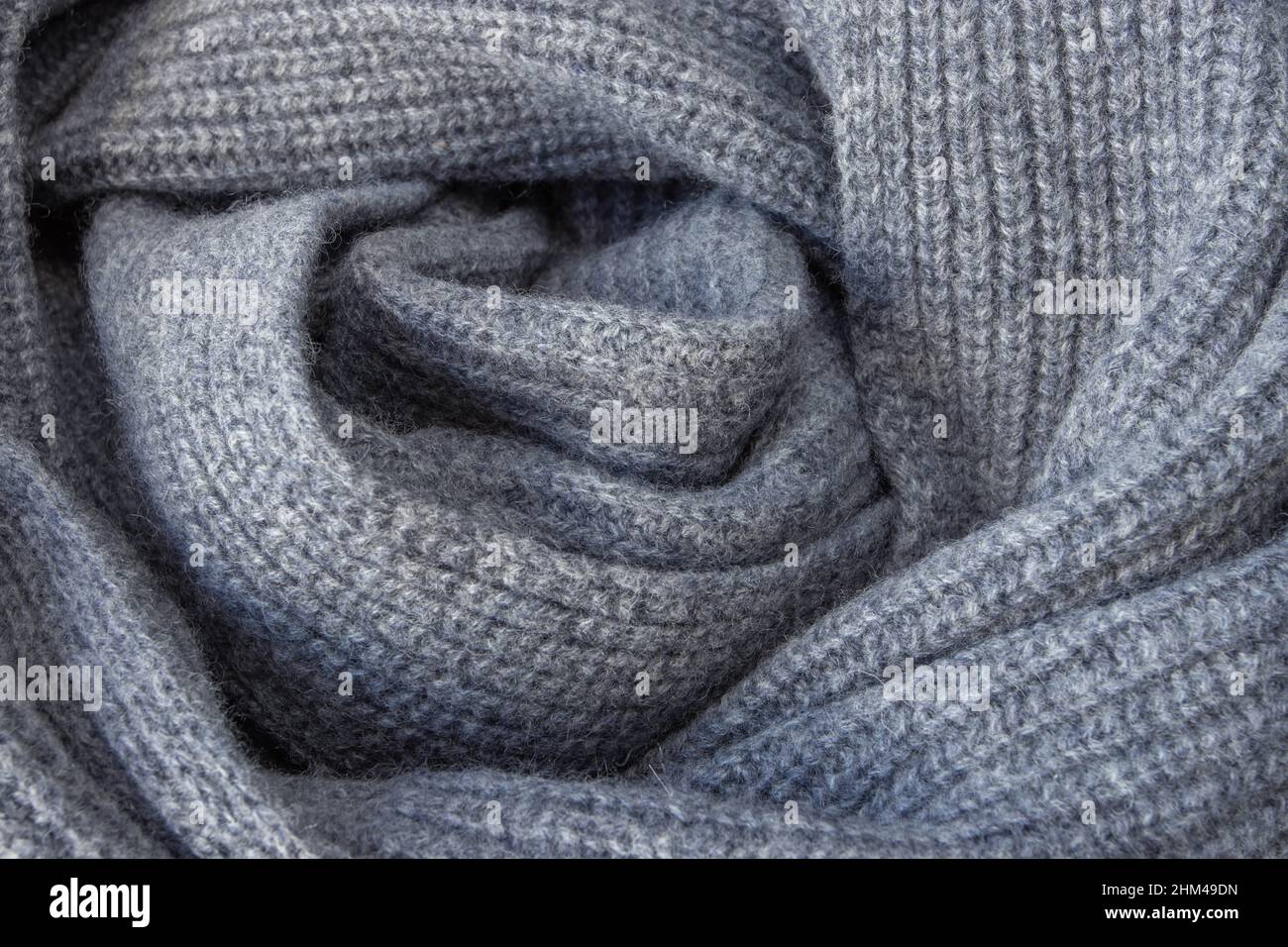 Dunkelgrauer Wolle und gefaltetem Schal aus Cachemire Stockfoto