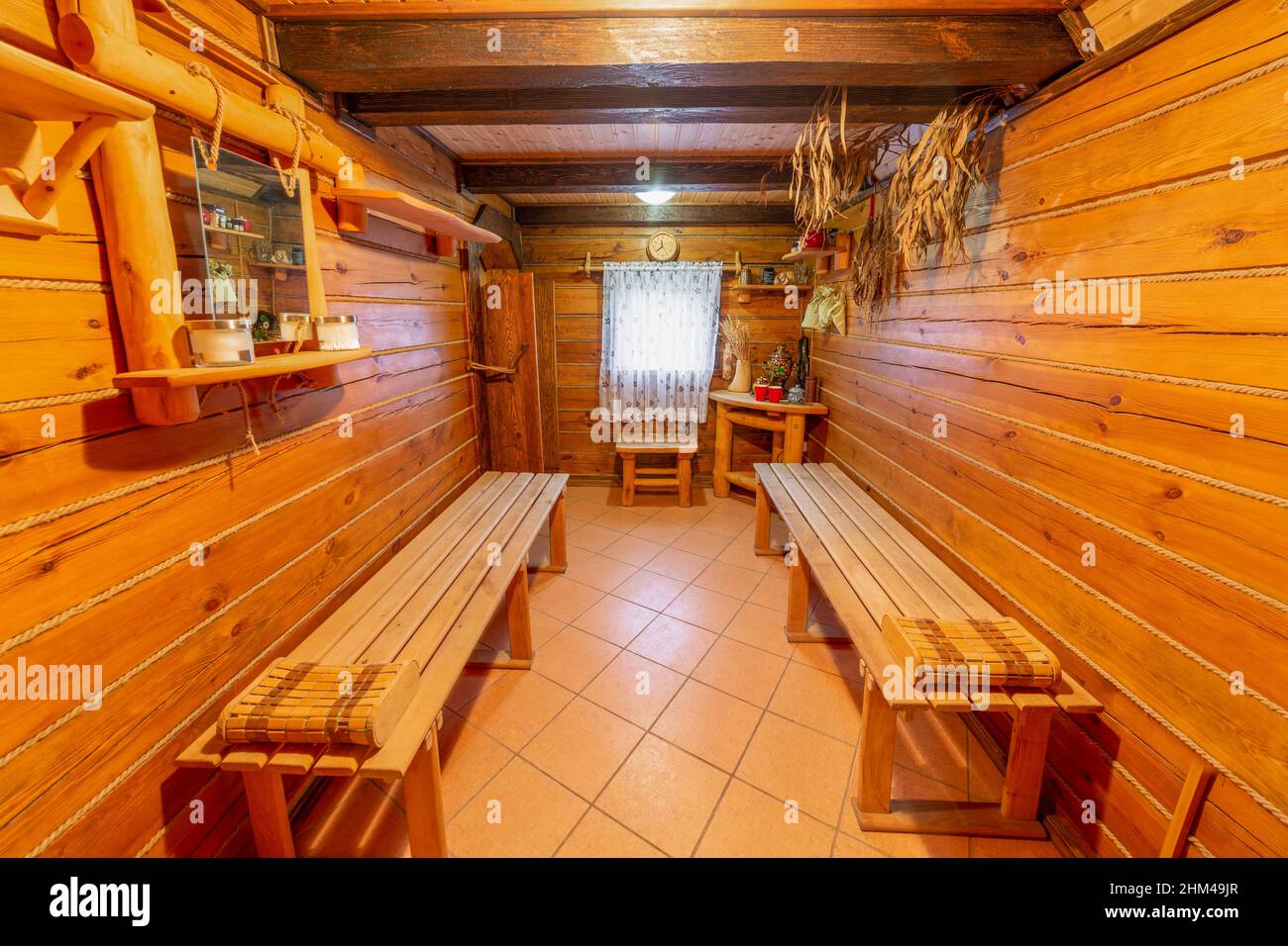 Russische Sauna im Innenbereich. Entspannen Sie sich im Massageraum in der Sauna Stockfoto