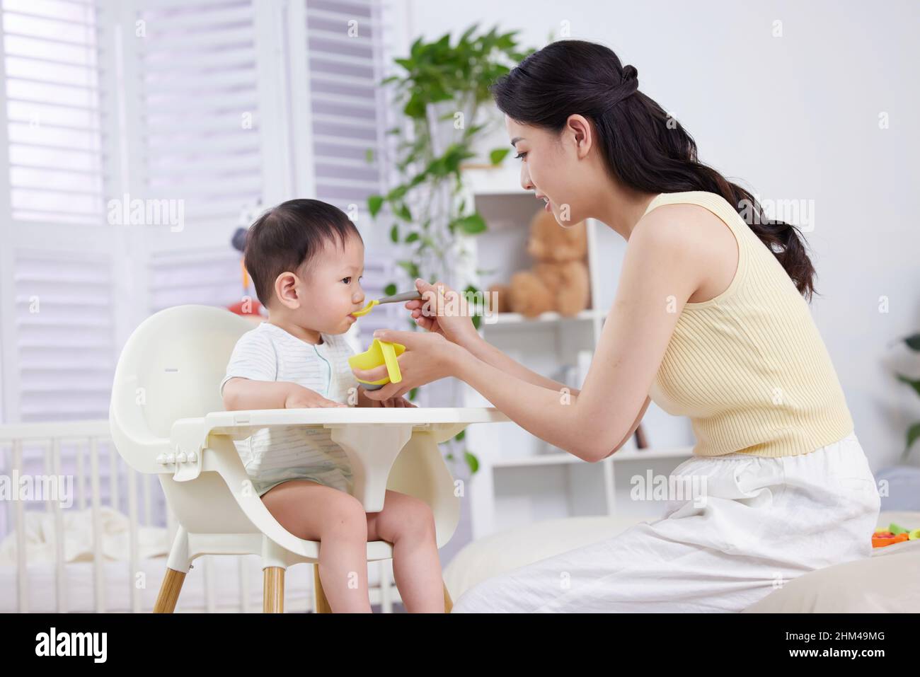 Junge Mütter, um das Baby zu füttern Stockfoto