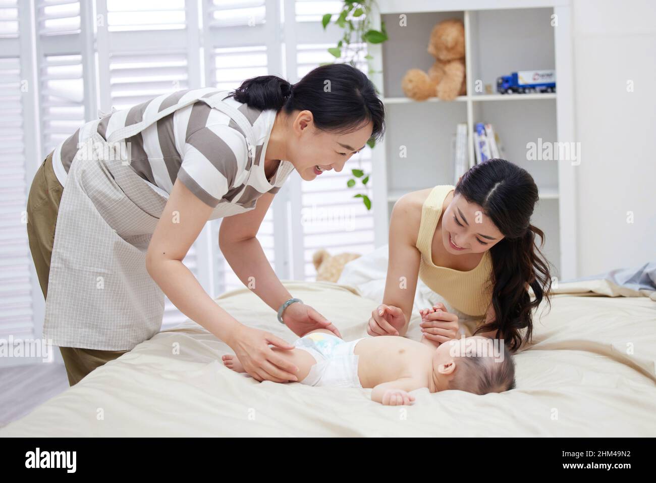 Nanny und junge Mutter, um sich um das Baby zu kümmern Stockfoto