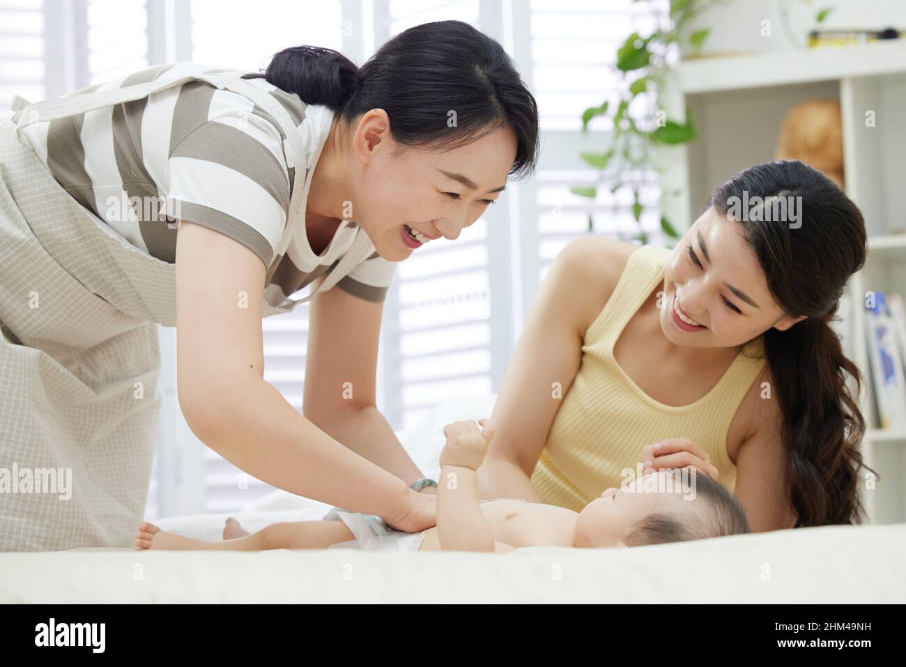 Nanny und junge Mutter, um sich um das Baby zu kümmern Stockfoto