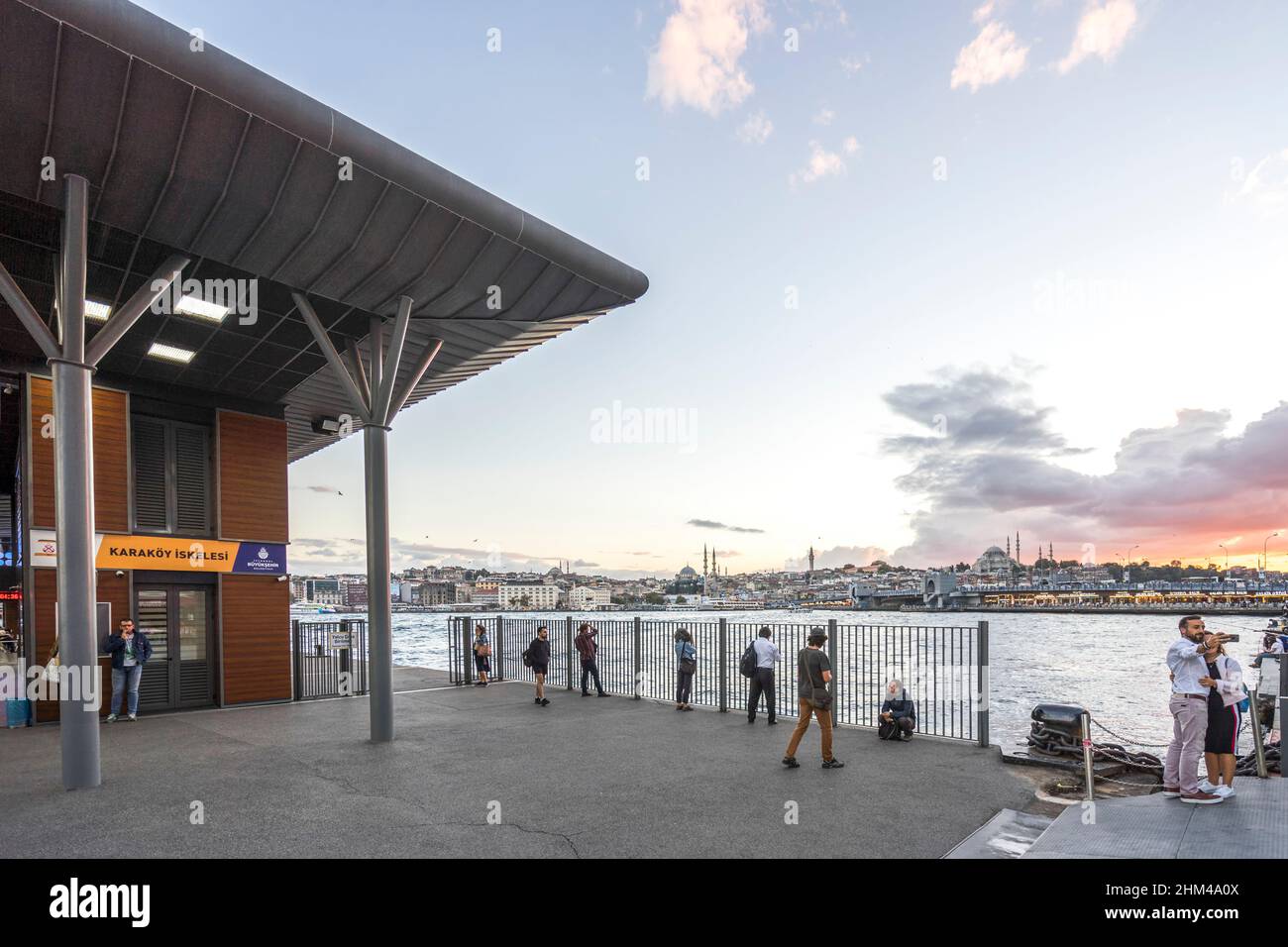 Karaköy schwimmender pier -Fotos und -Bildmaterial in hoher Auflösung ...