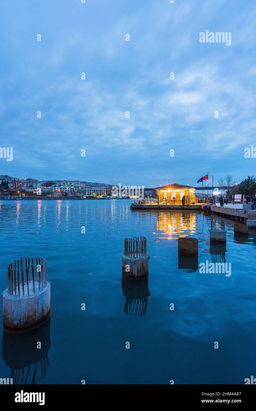 Die Nachtbootstation vom Strand im Stadtteil Eyup zum Goldenen Horn mit der Halic-Brücke, Istanbul, Türkei. Stockfoto