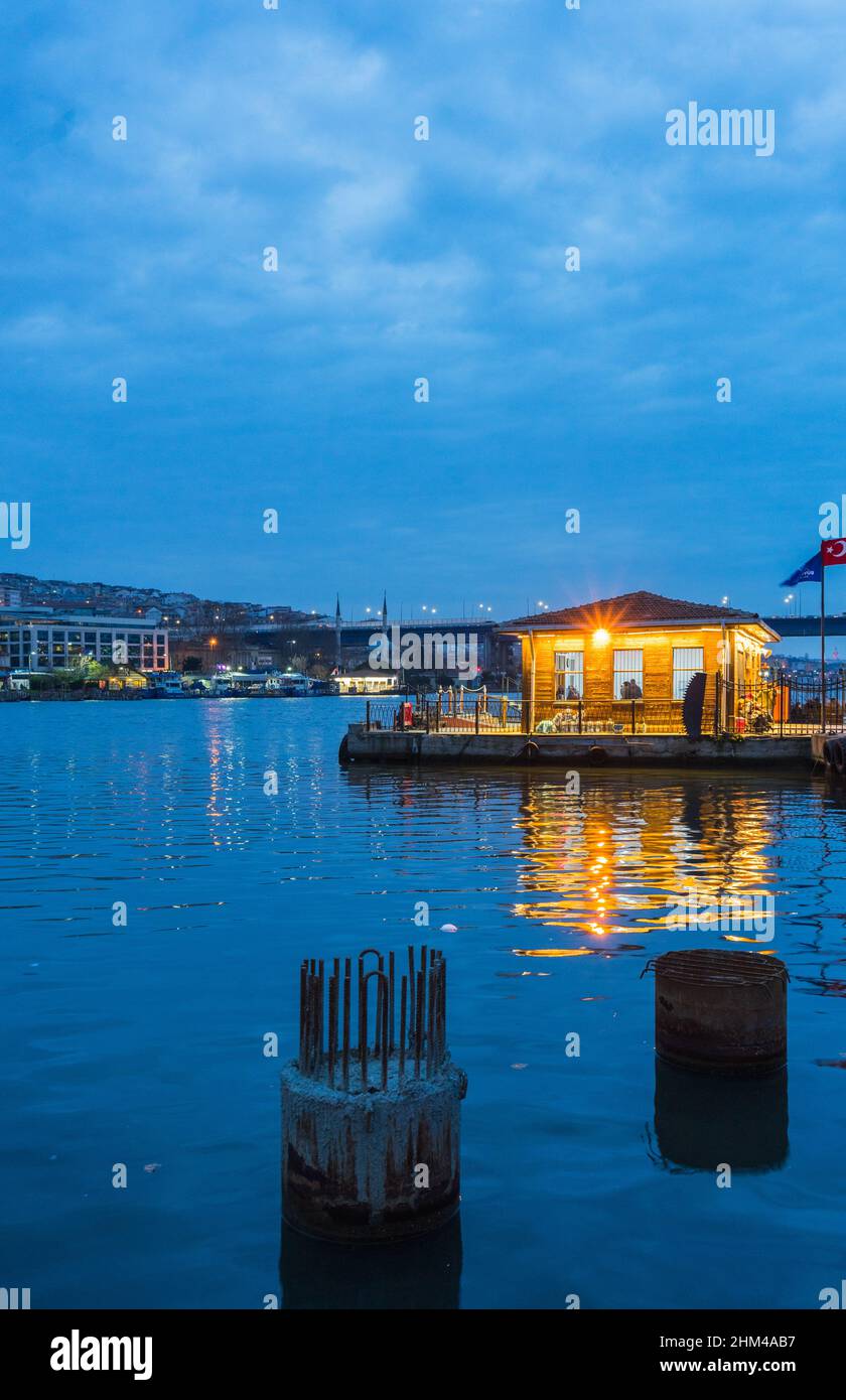 Die Nachtbootstation vom Strand im Stadtteil Eyup zum Goldenen Horn mit der Halic-Brücke, Istanbul. Stockfoto
