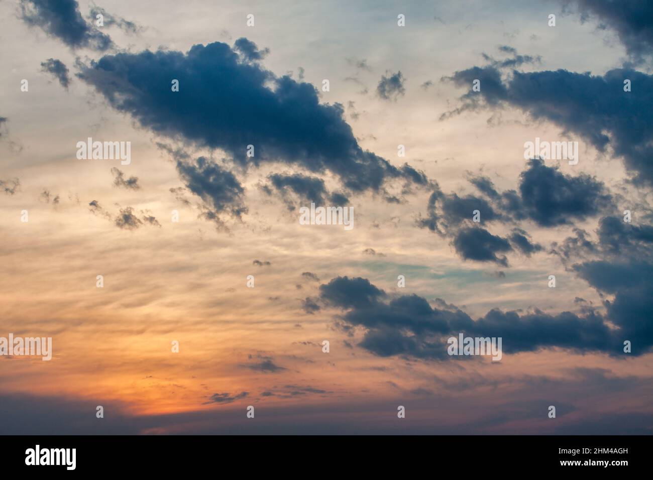 Dramatischer Ersatz des Himmels. Farbenfroher Sonnenuntergang Stockfoto