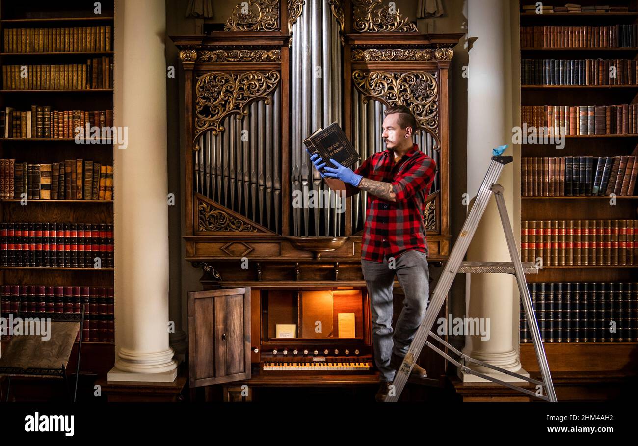 Josh Turner im Temple Newsam House, einem Tudor-jakobeanischen Haus in Leeds, als Mitarbeiter in der georgischen Bibliothek akribische Restaurierungsarbeiten durchführen. Bilddatum: Montag, 7. Februar 2022. Stockfoto Josh Turner im Temple Newsam House, einem Tudor-jakobeanischen Haus in Leeds, als Mitarbeiter in der georgischen Bibliothek akribische Restaurierungsarbeiten durchführen. Bilddatum: Montag, 7. Februar 2022. Stockfoto