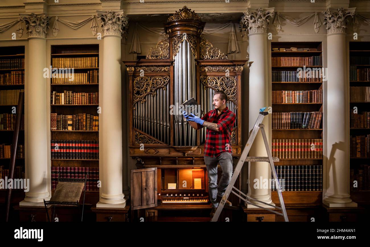 Josh Turner im Temple Newsam House, einem Tudor-jakobeanischen Haus in Leeds, als Mitarbeiter in der georgischen Bibliothek akribische Restaurierungsarbeiten durchführen. Bilddatum: Montag, 7. Februar 2022. Stockfoto Josh Turner im Temple Newsam House, einem Tudor-jakobeanischen Haus in Leeds, als Mitarbeiter in der georgischen Bibliothek akribische Restaurierungsarbeiten durchführen. Bilddatum: Montag, 7. Februar 2022. Stockfoto