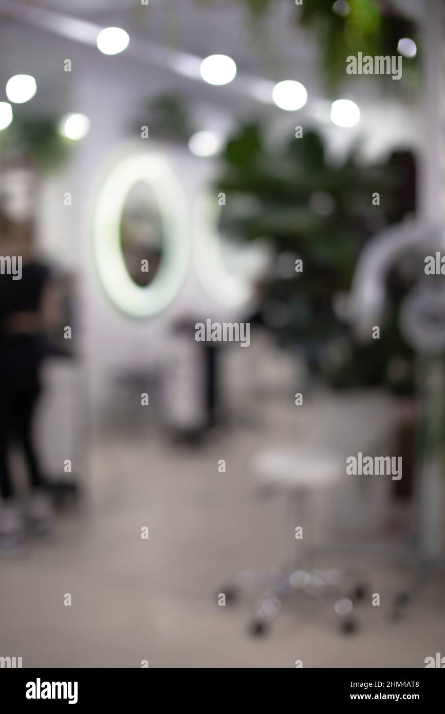 Eleganter Schönheitssalon Friseur Innenraum Hintergrund. Defokussiertes modernes Friseurgeschäft Stockfoto
