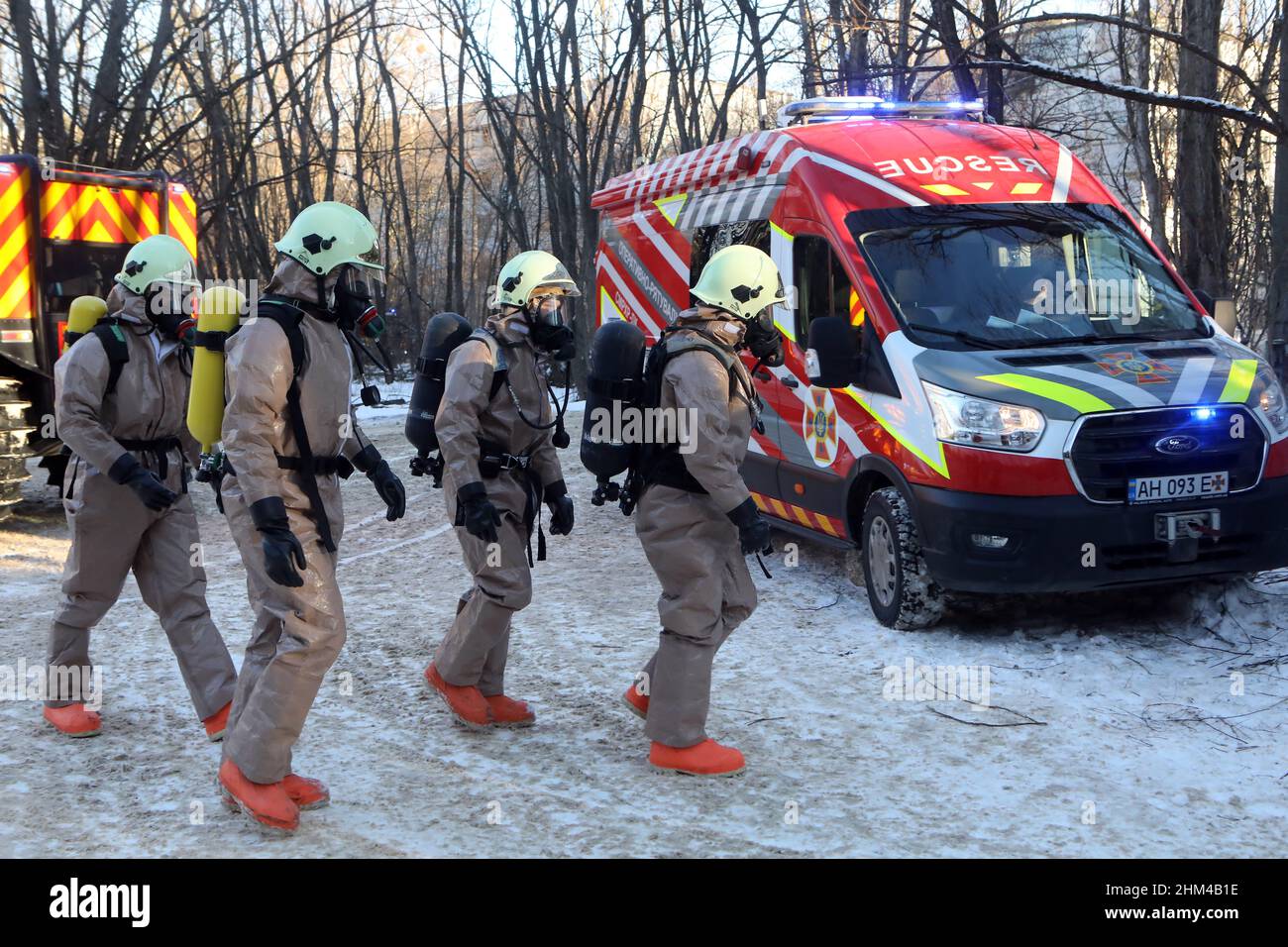 PRYPIAT, UKRAINE - 4. FEBRUAR 2022 - Retter nehmen an taktischen Übungen für Einheiten des ukrainischen Innenministeriums Teil, um während der Def Stockfoto
