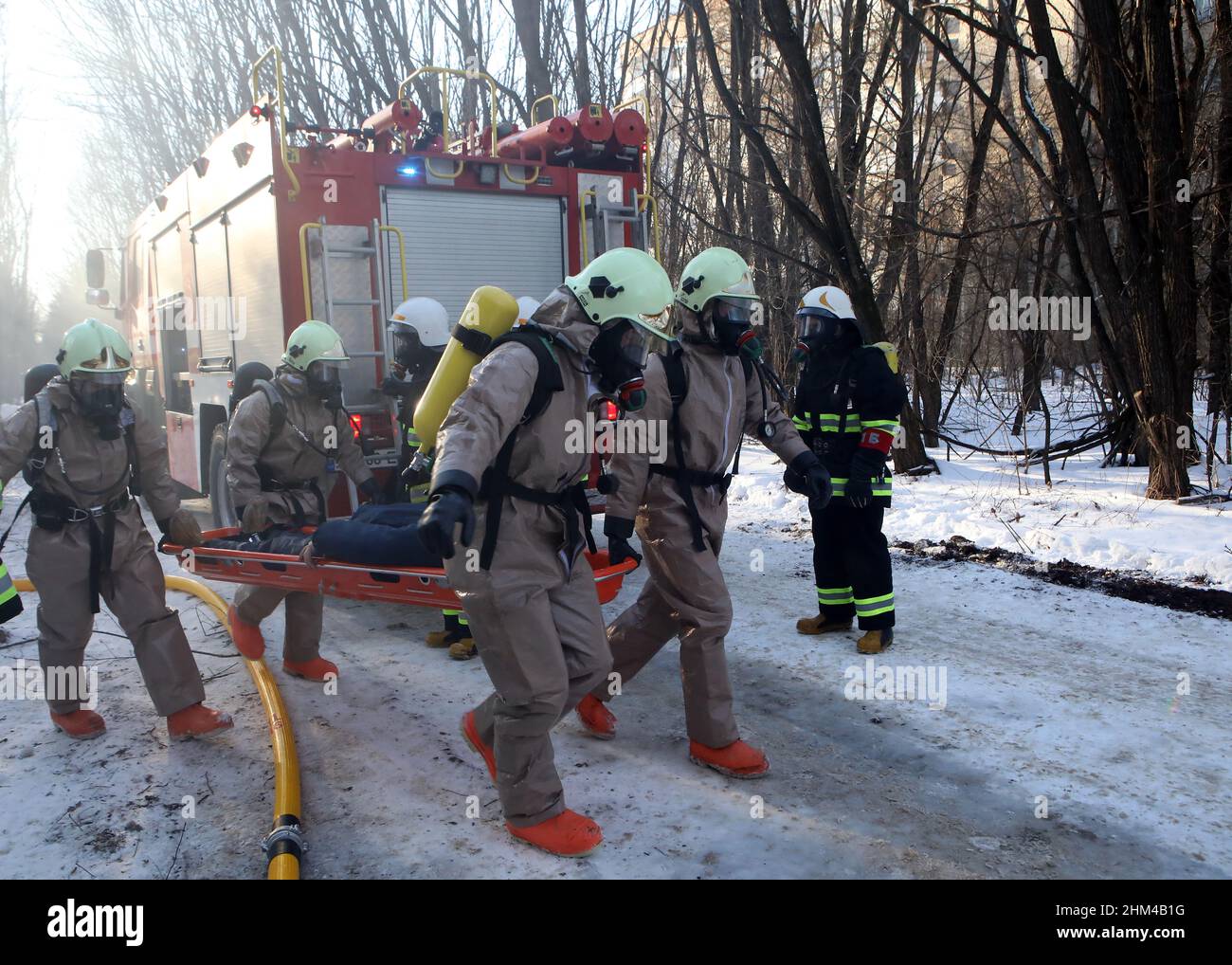 PRYPIAT, UKRAINE - 4. FEBRUAR 2022 - Retter nehmen an taktischen Übungen für Einheiten des ukrainischen Innenministeriums Teil, um während der Def Stockfoto