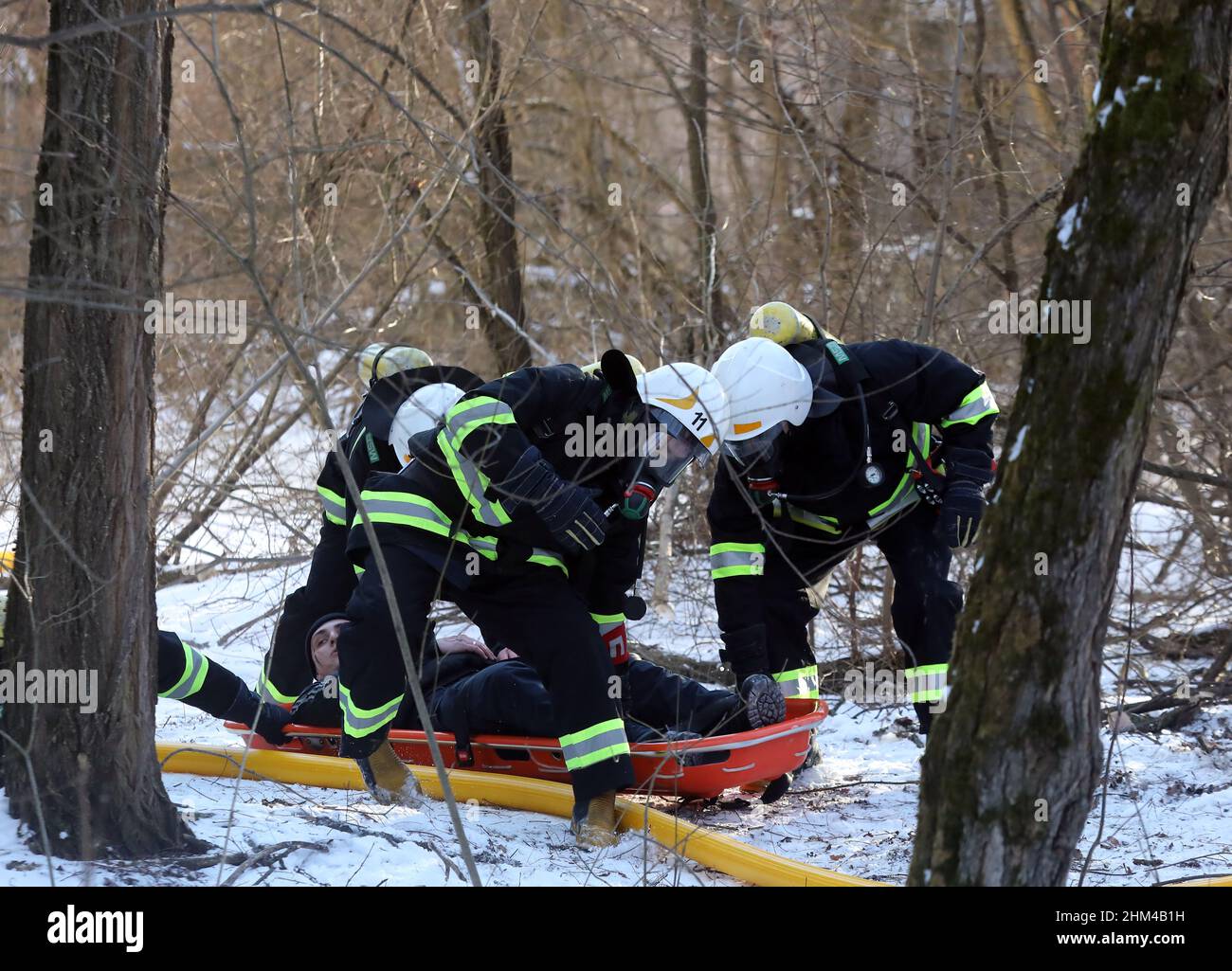 PRYPIAT, UKRAINE - 4. FEBRUAR 2022 - Retter nehmen an taktischen Übungen für Einheiten des ukrainischen Innenministeriums Teil, um während der Def Stockfoto