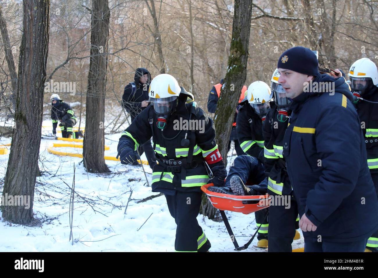 PRYPIAT, UKRAINE - 4. FEBRUAR 2022 - Retter nehmen an taktischen Übungen für Einheiten des ukrainischen Innenministeriums Teil, um während der Def Stockfoto