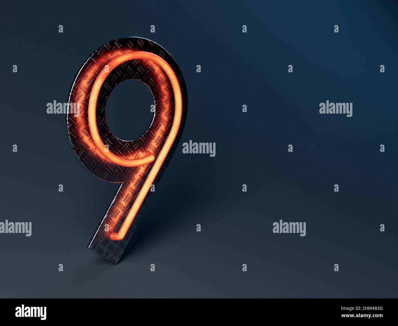 Eine beleuchtete orangefarbene Nummer neun, die auf einer glänzenden Metallrückwand mit Trittplatte montiert ist - 3D Render Stockfoto