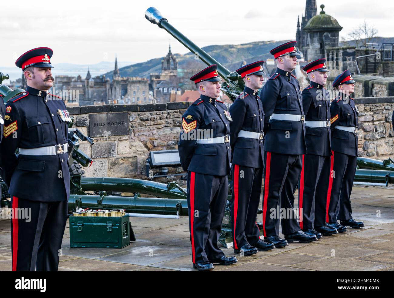 Edinburgh Castle, Edinburgh, Schottland, Großbritannien, 07. Februar 2022. 21 Waffengruß Thronbesteigung: Der Gruß markiert die Thronbesteigung von Königin Elisabeth II. Am 6th. Februar 1952, vor 70 Jahren: Ein Platin-Jubiläum. Die Reservisten 105th Regiment Royal Artillery feuern die Geschütze Stockfoto