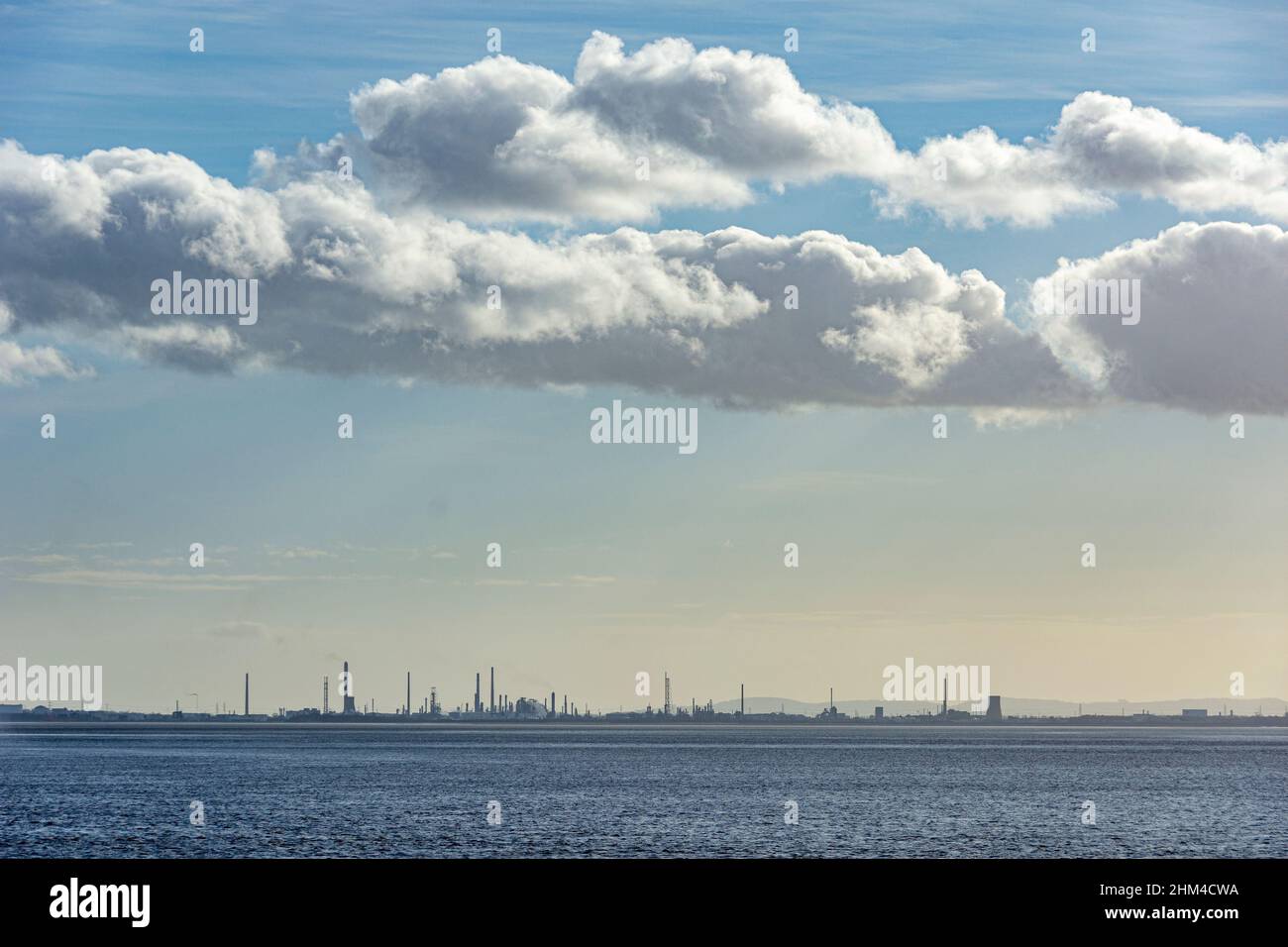 Entlang des Flusses Mersey auf Otterspool Prom mit Blick auf Ellesmere Port Stockfoto