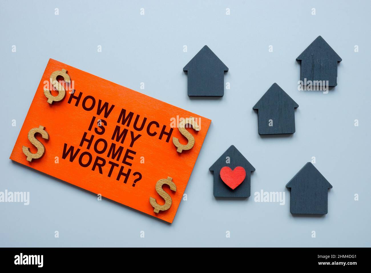 Teller mit Frage wie viel ist mein Haus wert und Häuser. Stockfoto