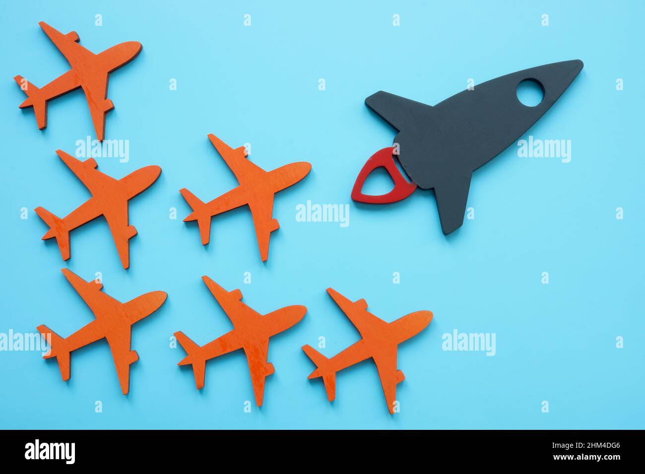 Kleine Flugzeuge und Rakete als Symbol des Wettbewerbsvorteils. Stockfoto