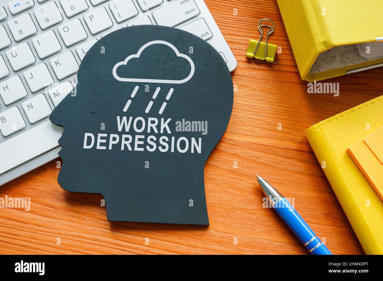 Kopfform mit Schild Arbeit Depression auf dem Schreibtisch. Stockfoto