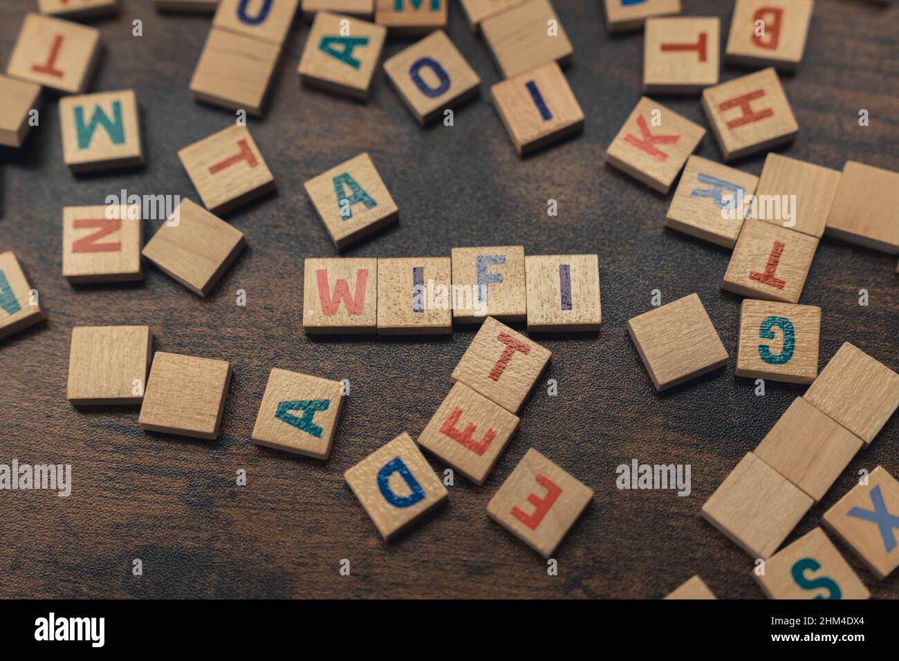 Wi-Fi Wort aus verstreuten hölzernen Buchstaben - Konzept. Hochwertige Fotos Stockfoto