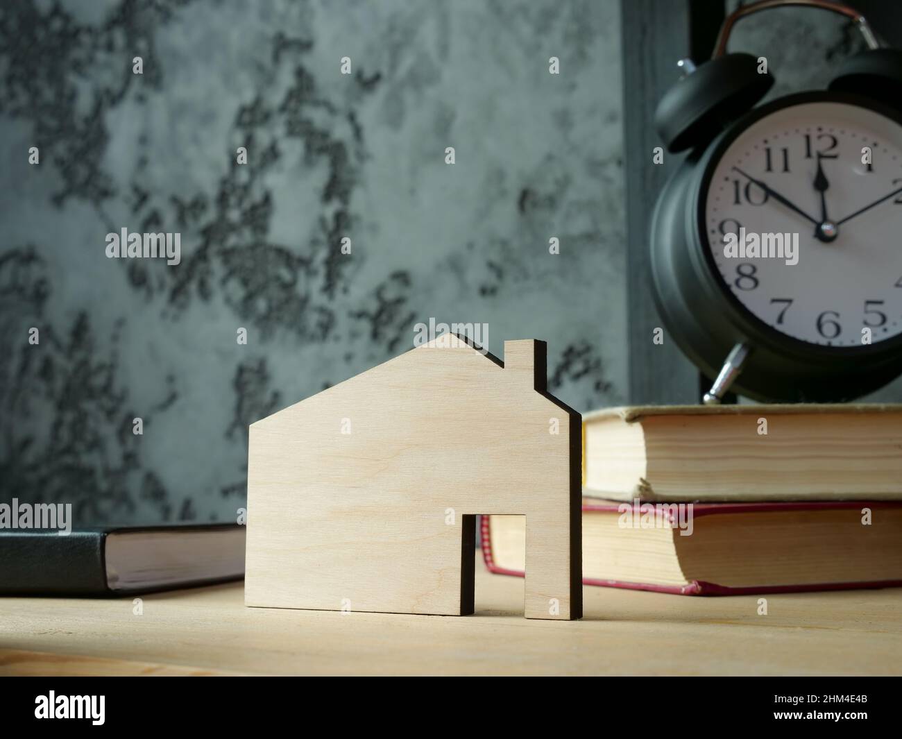 Modell des Hauses im Regal als Symbol für Immobilieninvestitionen. Stockfoto