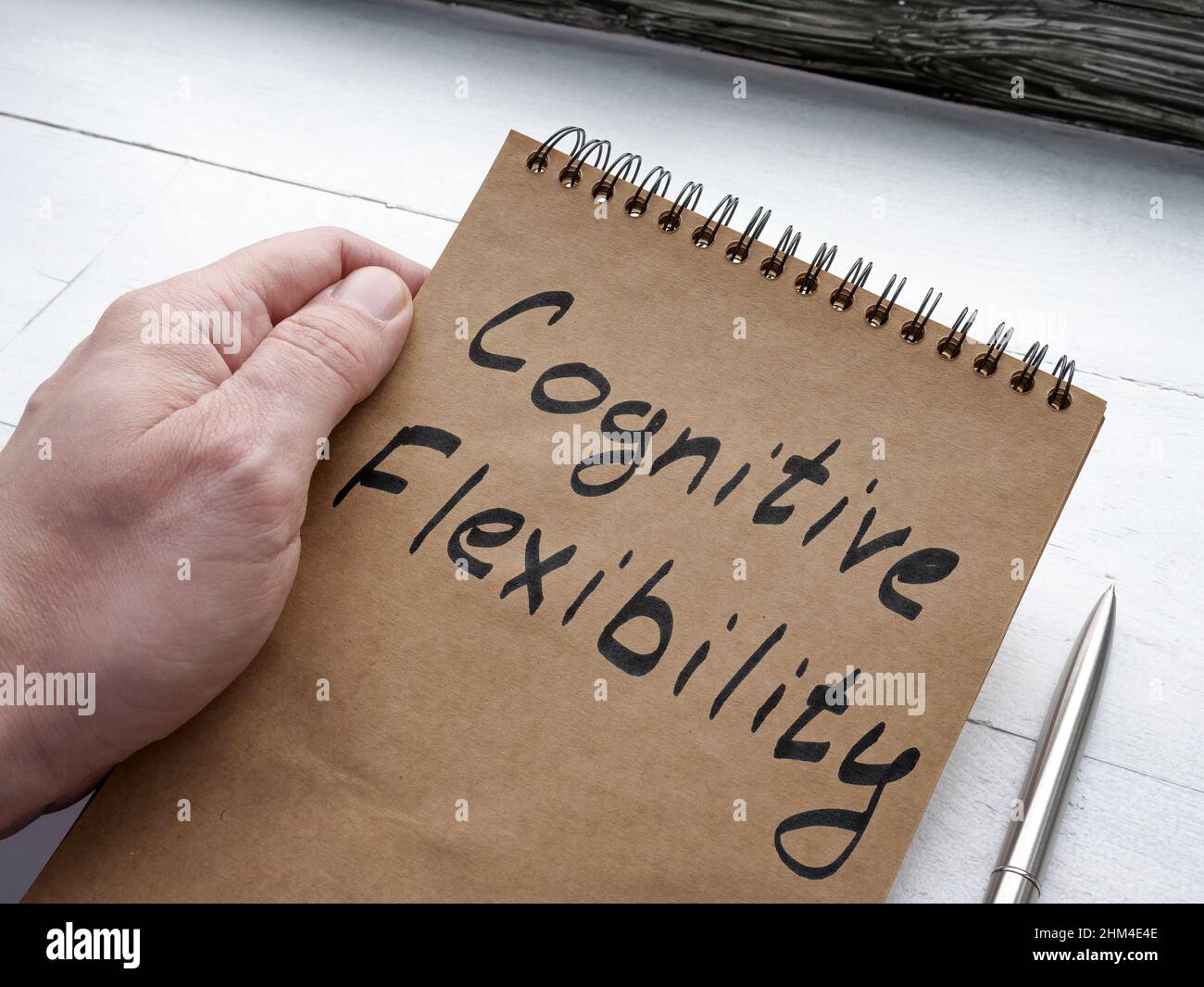 Mann zeigt Seite mit Wörtern kognitive Flexibilität. Stockfoto