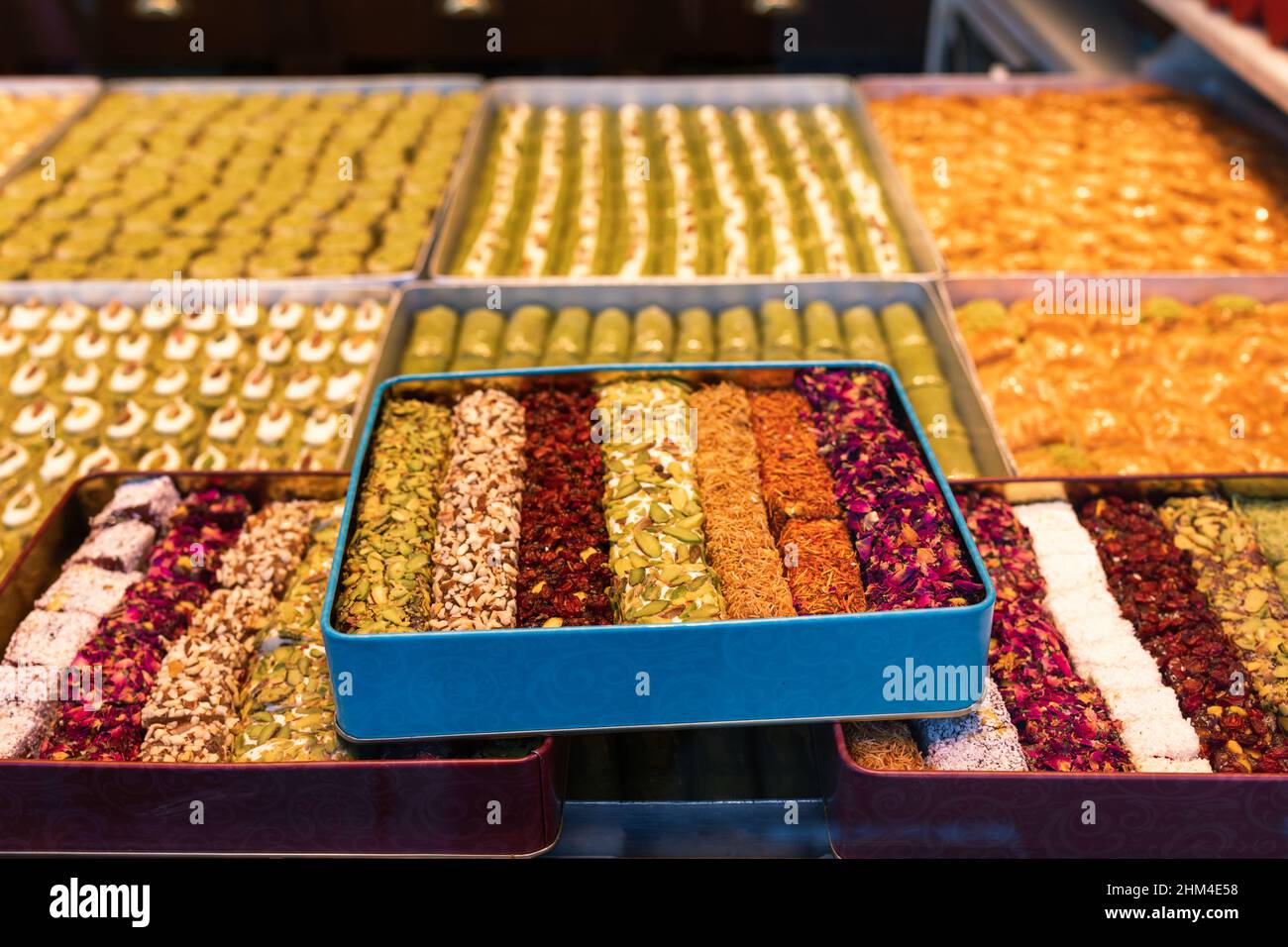 Mixwd Turkish erfreuen sich an einer Box zum Verkauf in einer Straße in Istanbul, Türkei. Turlish Delight ist ein beliebtes Souvenir der Türkei Stockfoto