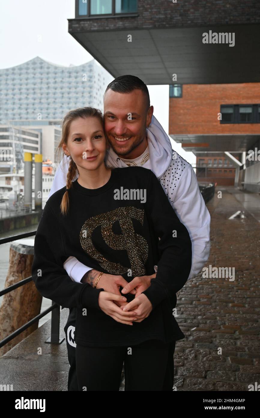 Eric Sindermann mit Freundin Katharina beim Hamburg-Besuch anlässlich seines Auftrittes in der Hamburg1 TV Show 'Late Night by bedo' mit der Vorstellung Stockfoto