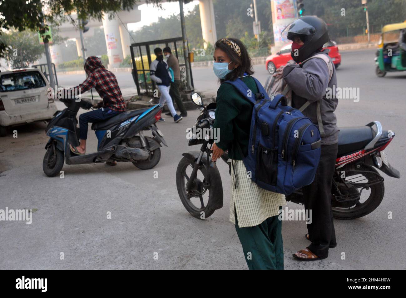 Neu-Delhi, Indien. 07th. Februar 2022. Die Schüler erhalten eine Temperaturprüfung und tragen Masken in den Klassenzimmern als Teil der Covid-19-Vorsichtsmaßnahmen während der Wiedereröffnung der höheren Sekundarstufen, da einige Schulen am 7. Februar 2022 vom Education Board of Delhi in Delhi, Indien, wieder eröffnet wurden. (Foto: Ravi Batra/Sipa USA) Quelle: SIPA USA/Alamy Live News Stockfoto