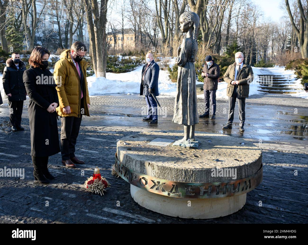 07. Februar 2022, Ukraine, Kiew: Annalena Baerbock (Bündnis 90/die Grünen), Außenministerin, besucht gemeinsam mit Dmytro Kuleba, Außenminister der Ukraine, die Holodomor-Gedenkstätte. Dies erinnert an die bis zu 3,5 Millionen ukrainischen Opfer der Großen Hungersnot (ukrainisch: 'Holodomor') in der kommunistischen Sowjetunion von 1932/33. Durch das Gedenken an die Opfer, die in Sowjetzeiten tabu waren, distanziert sich das Land von der stalinistischen Tyrannei. Die Ukraine strebt die internationale Anerkennung als Völkermord an. Außenminister Baerbock ist zu einem zweitägigen Besuch in der Hauptstadt und der Ostukraine. Foto: Ber Stockfoto