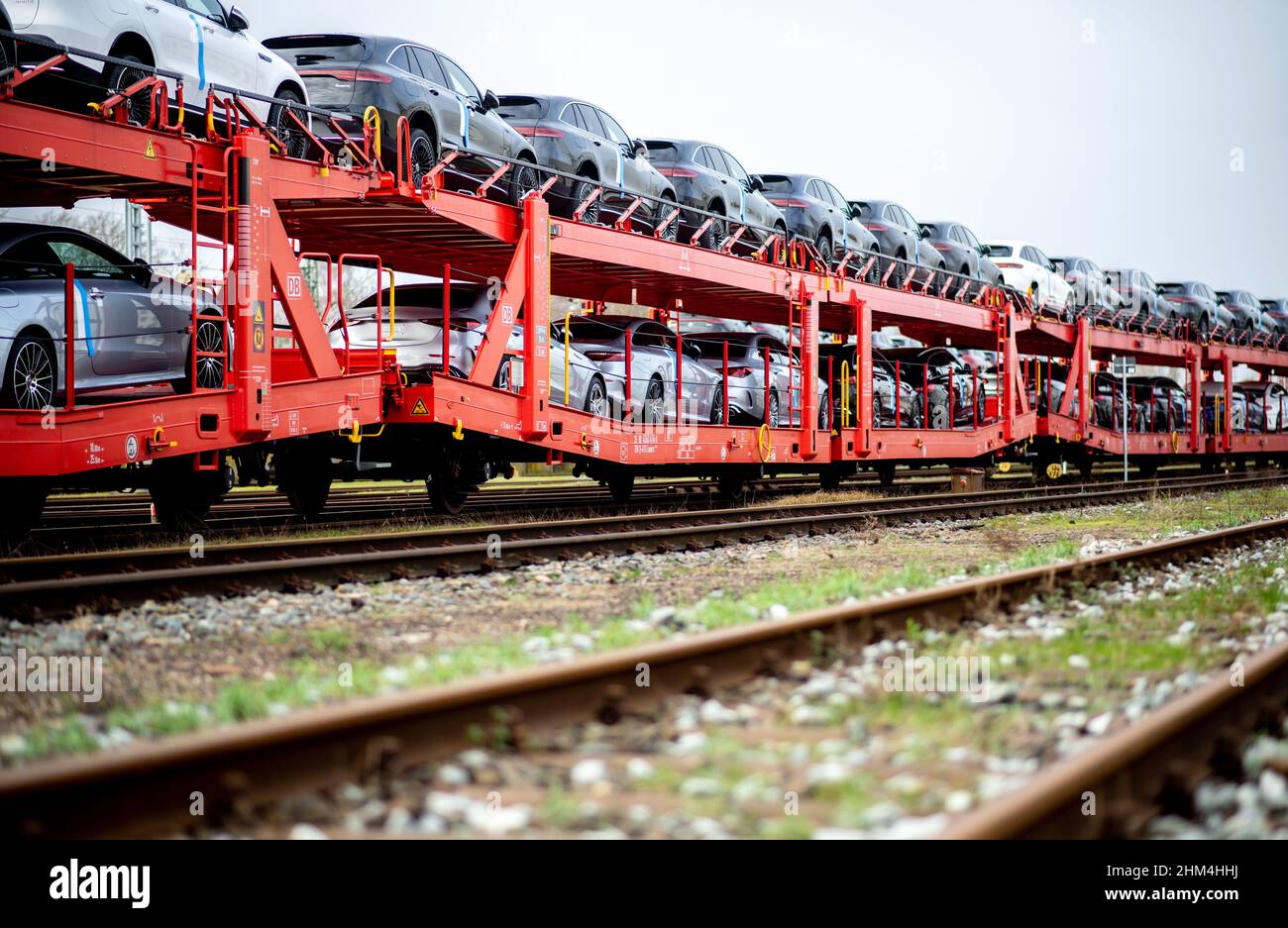 Bremen, Deutschland. 07th. Februar 2022. Zahlreiche neue Mercedes-Benz Autos stehen auf mehreren Eisenbahnwaggons im Automotive Logistics Center Bremen auf dem DB Cargo-Gelände. Das neue Automotive Logistics Center auf dem Bahngelände von DB Cargo wird künftig für den Transport von Antriebsbatterien und Fahrzeugkomponenten für Elektrofahrzeuge von Mercedes-Benz am Standort Bremen genutzt. Quelle: Hauke-Christian Dittrich/dpa/Alamy Live News Stockfoto