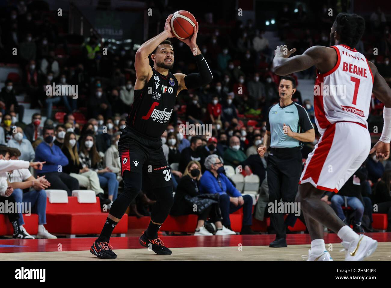 Kyle Weems #34 von Virtus Segafredo Bologna in Aktion während des italienischen Basketballs LBA Lega Basket Ein Spiel der regulären Saison 2021/22 zwischen OpenJobMetis Varese und Virtus Segafredo Bologna in der Enerxenia Arena, Varese, Italien am 06. Februar 2022 Stockfoto