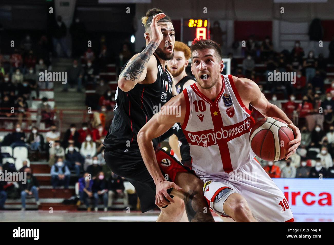 Giovanni De Nicolao #10 von Pallacanestro Varese OpenJobMetis in Aktion während des italienischen Basketball LBA Lega Basket Ein 2021/22-Spiel in der regulären Saison zwischen OpenJobMetis Varese und Virtus Segafredo Bologna in der Enerxenia Arena, Varese, Italien am 06. Februar 2022 Stockfoto