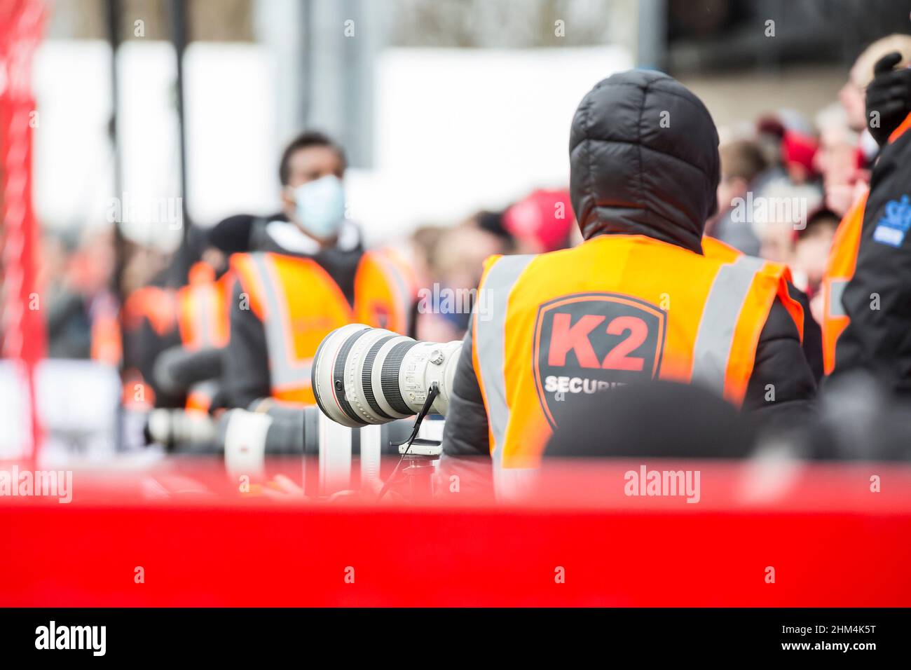 Mitarbeiter am Fußballspiel in Großbritannien: Das interne Sicherheitsunternehmen K2 und Sportfotografen, die Geräte mit Canon Objektiv mit Festbrennweite verwenden. Stockfoto