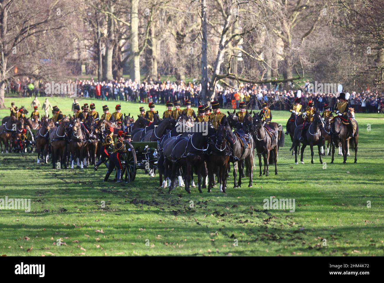 London, Großbritannien. 7th. Februar 2022. Die Kings Truppe feuern einen 41 Gun Gruß im Green Park, um Königin Elizabeth die Sekunden 70 Jahre auf dem Thron zu markieren. Die Thronbesteigung der Königinnen erfolgte am 6th 1952. Februar. Kredit: Mark Thomas/Alamy Live Nachrichten Stockfoto