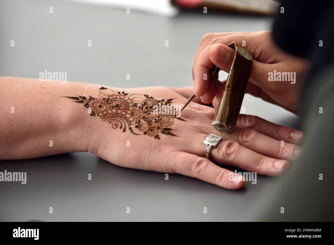 Mehndi Henna Dekoration, um verschiedene Kulturen zu feiern, Leeds UK Stockfoto