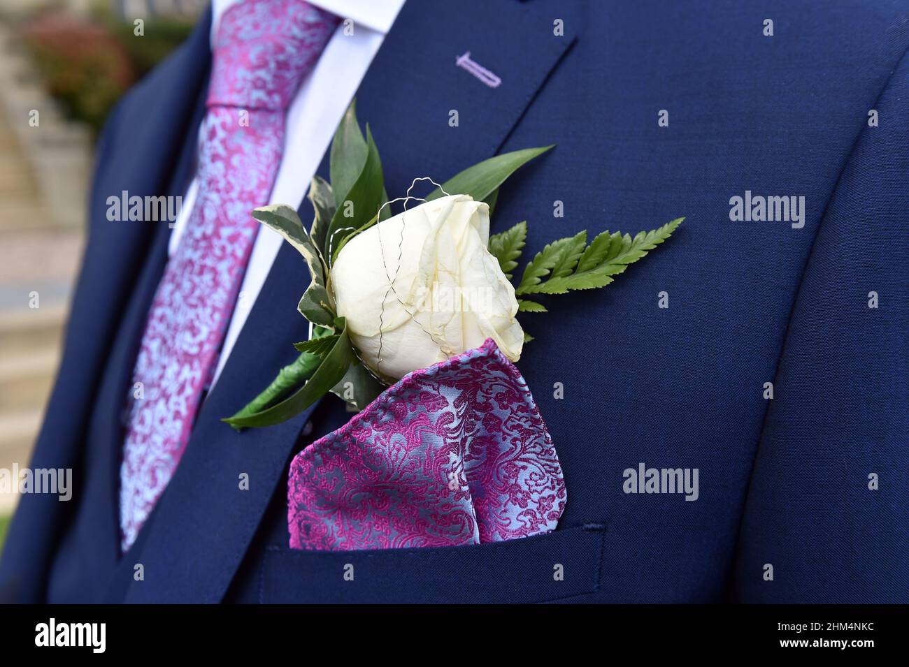 Nahaufnahme von Groom's Knopfloch, Krawatte und Jacke an seinem Hochzeitstag. VEREINIGTES KÖNIGREICH Stockfoto