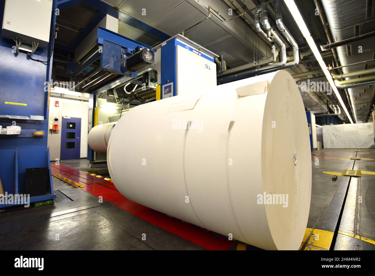 Roll Offsetdruck Maschine in einer großen Druckerei für die Produktion von Zeitungen & Zeitschriften Stockfoto