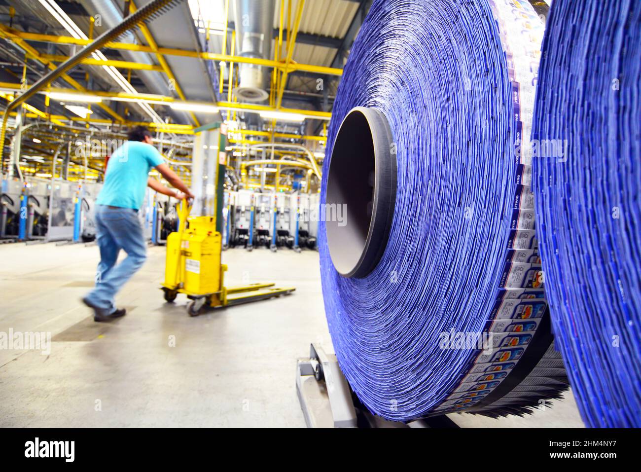 Magazine auf Rollen in einer großen Druckerei für die Produktion von Zeitungen & Zeitschriften - Interieur einer Wirtschaft Unternehmen Stockfoto