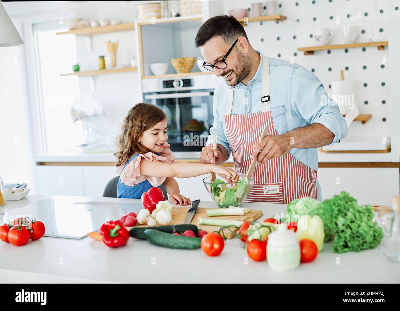 Tochter Vater Küche Essen Kochen Kind Bonding glücklich Mädchen zusammen zu Hause Eltern Stockfoto