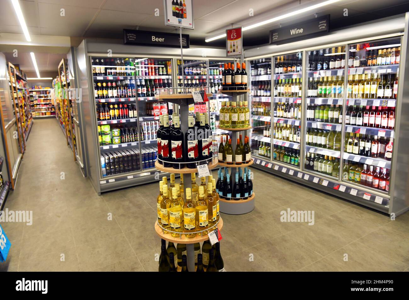 Wein zum Verkauf in einem Supermarkt in Großbritannien Stockfoto