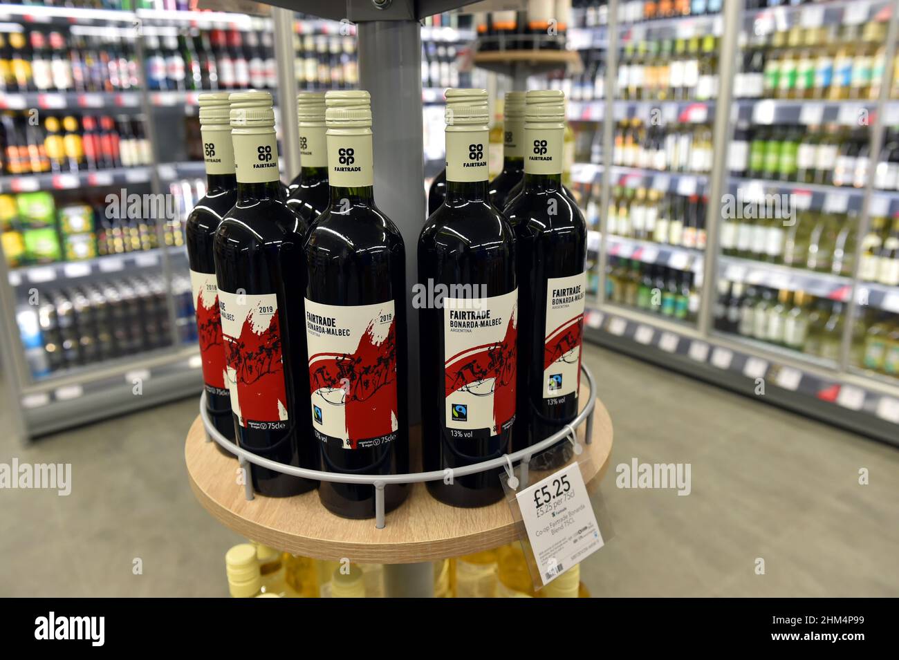 Wein zum Verkauf in einem Supermarkt in Großbritannien Stockfoto