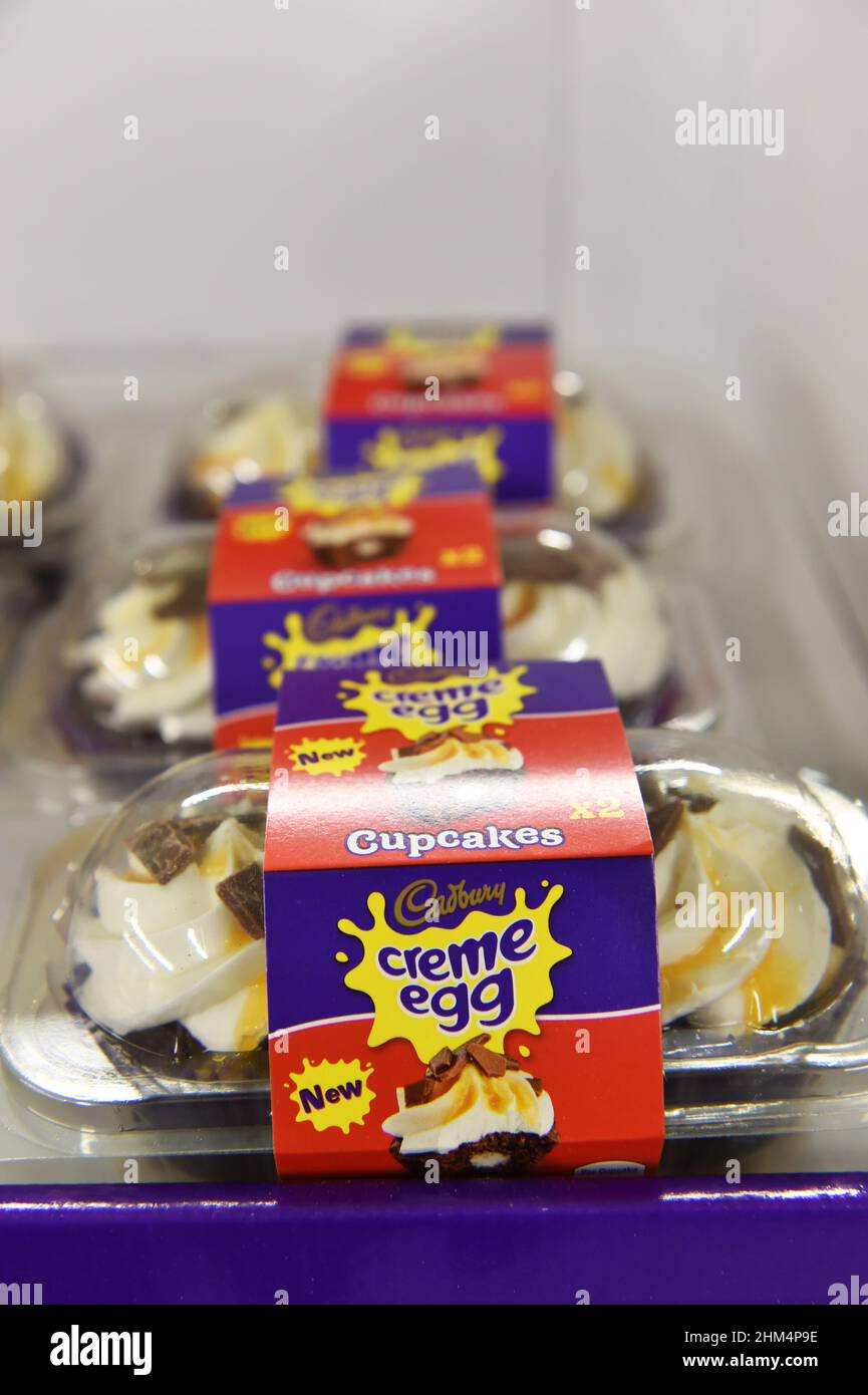 Creme Eierkuchen zum Verkauf in einem Supermarkt in Großbritannien Stockfoto