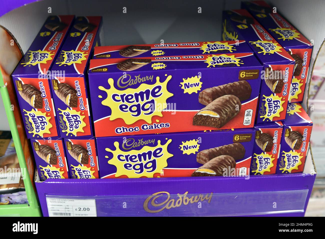 Creme Eierkuchen zum Verkauf in einem Supermarkt in Großbritannien Stockfoto