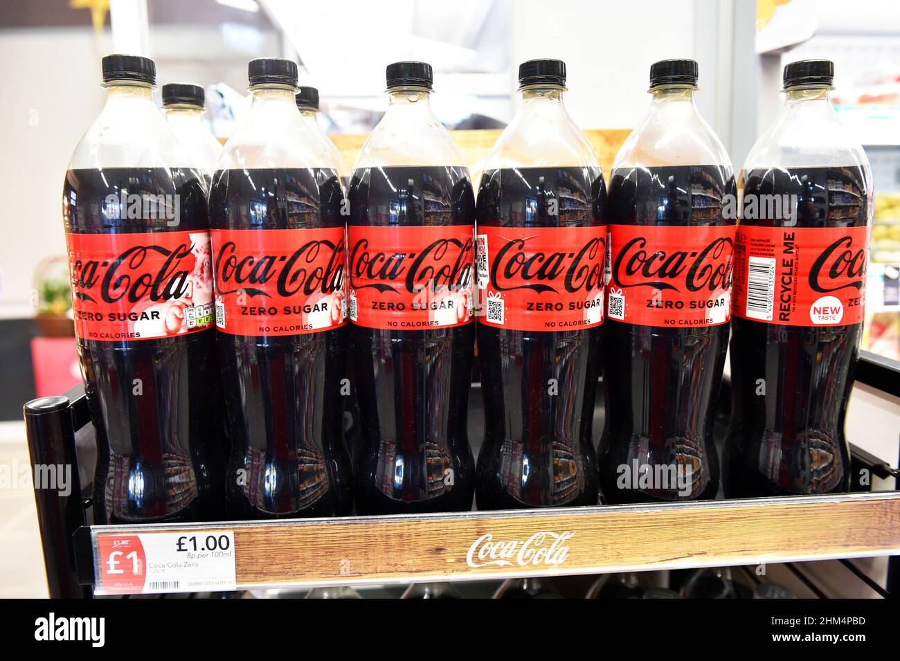 Coca Cola zum Verkauf in einem Supermarkt in Großbritannien Stockfoto