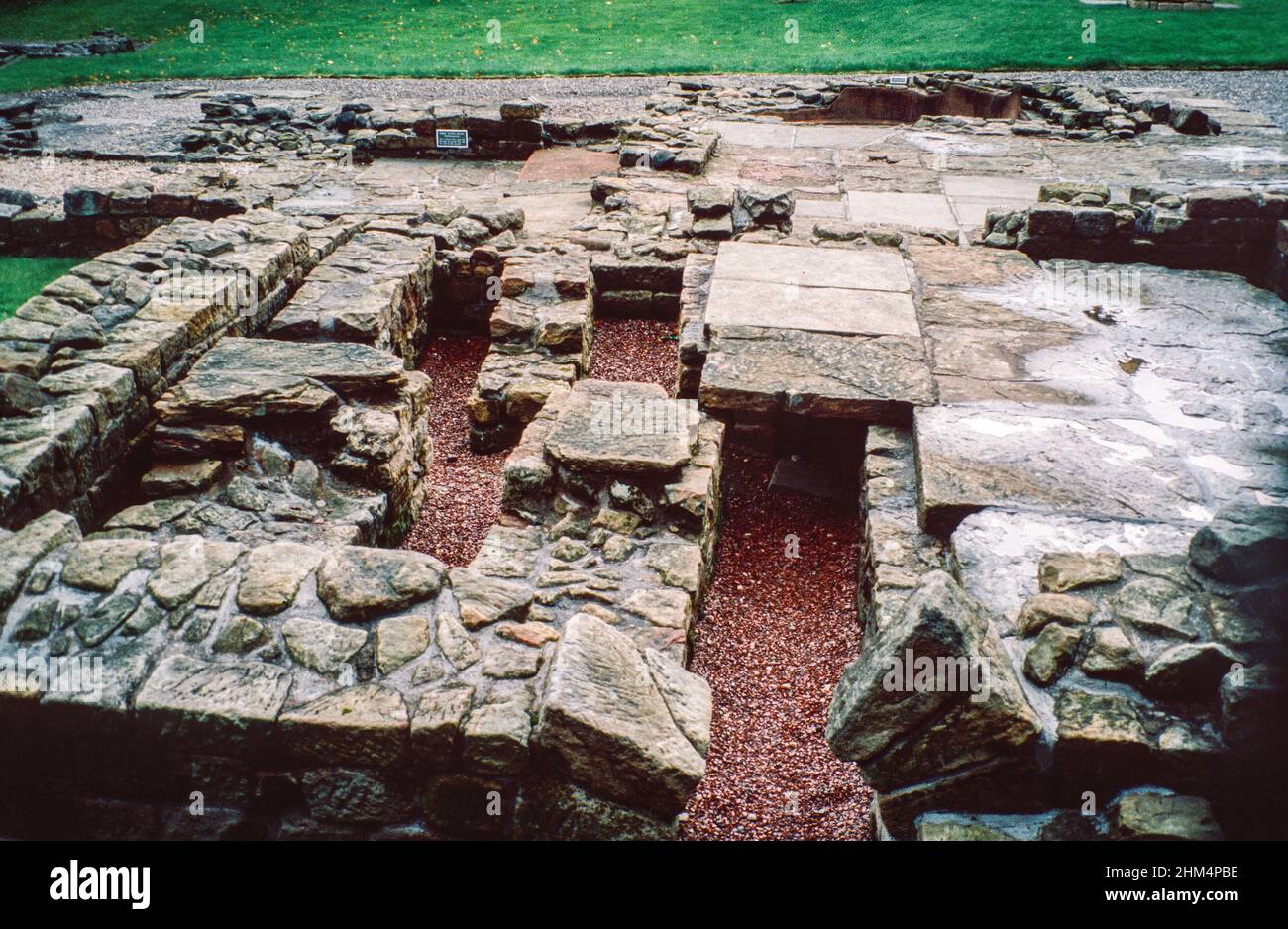 Bath bleibt in Bearsden, Schottland. Die Antonine-Mauer (Vallum Antonini), die von den Römern über den heutigen Zentralgürtel Schottlands zwischen dem Firth of Forth und dem Firth of Clyde erbaut wurde, etwa 100km nördlich von der Hadrianmauer. Archivscan von einem Dia. September 1992. Stockfoto