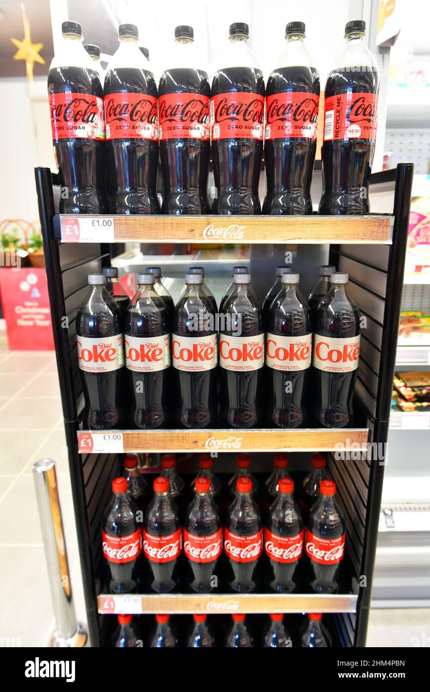 Coca Cola zum Verkauf in einem Supermarkt in Großbritannien Stockfoto