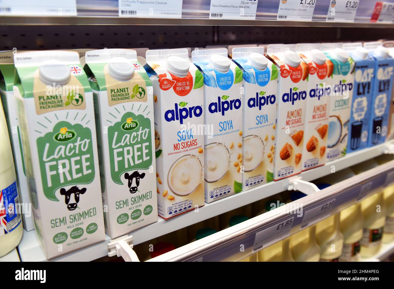 Verschiedene Milchsorten auf Verkauf in einem Supermarkt UK Stockfoto